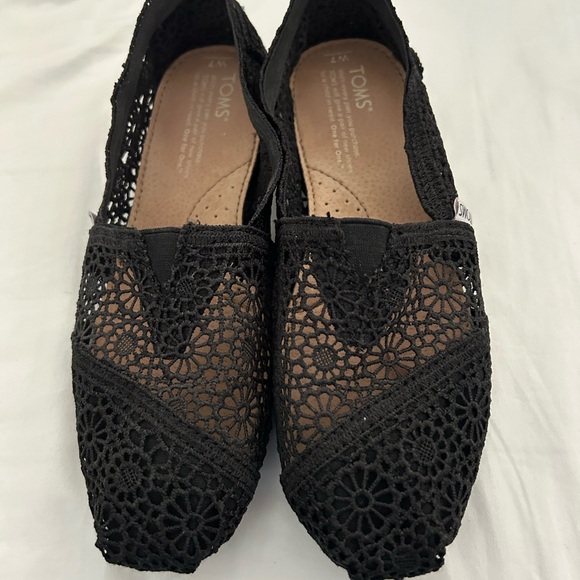 TOMS Women's Black Floral Crochet Loafers - Picture 1 of 7